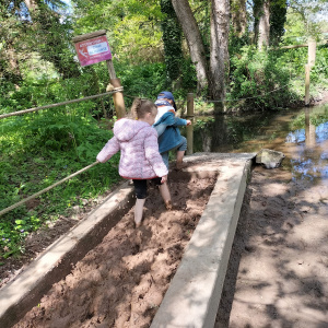 Parcours « réveille tes pieds » : la boue.